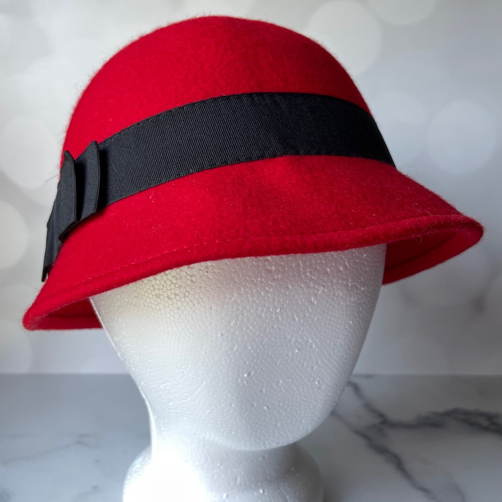 Red Vintage-Inspired Felt Cloche Bucket Hat with Black Ribbon
